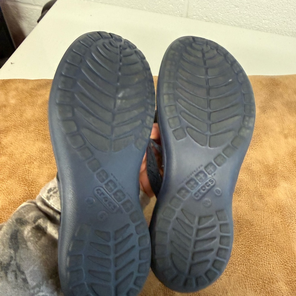 CROCS Dark Blue Textured Capri Flip Flops - Picture 7 of 7